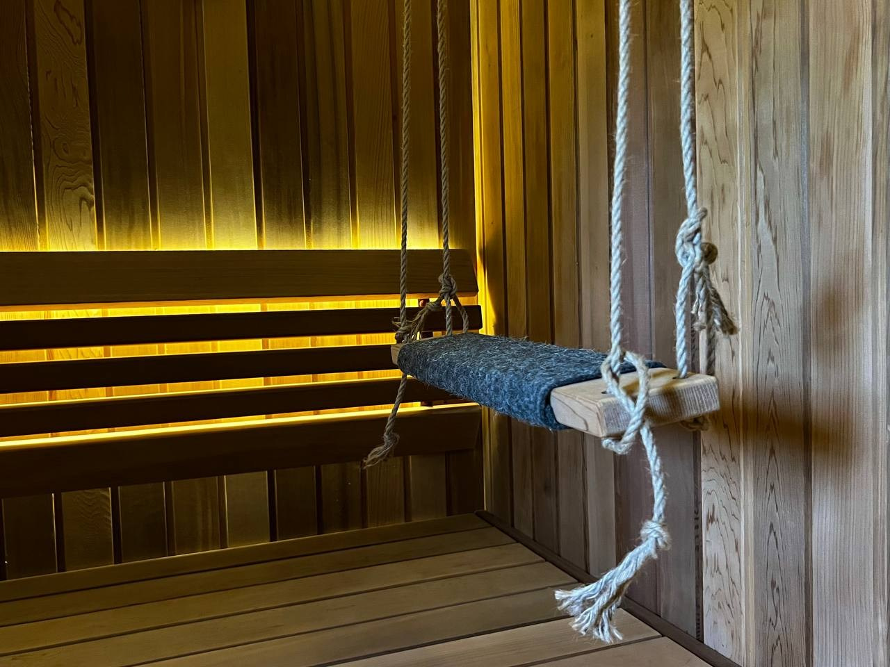 Полностью обновленная парная в Стрельцово с добавлением таких ништяков, как ночное звездное небо, второе дыхание и даже настоящее дерево!. SaunaTopMasters