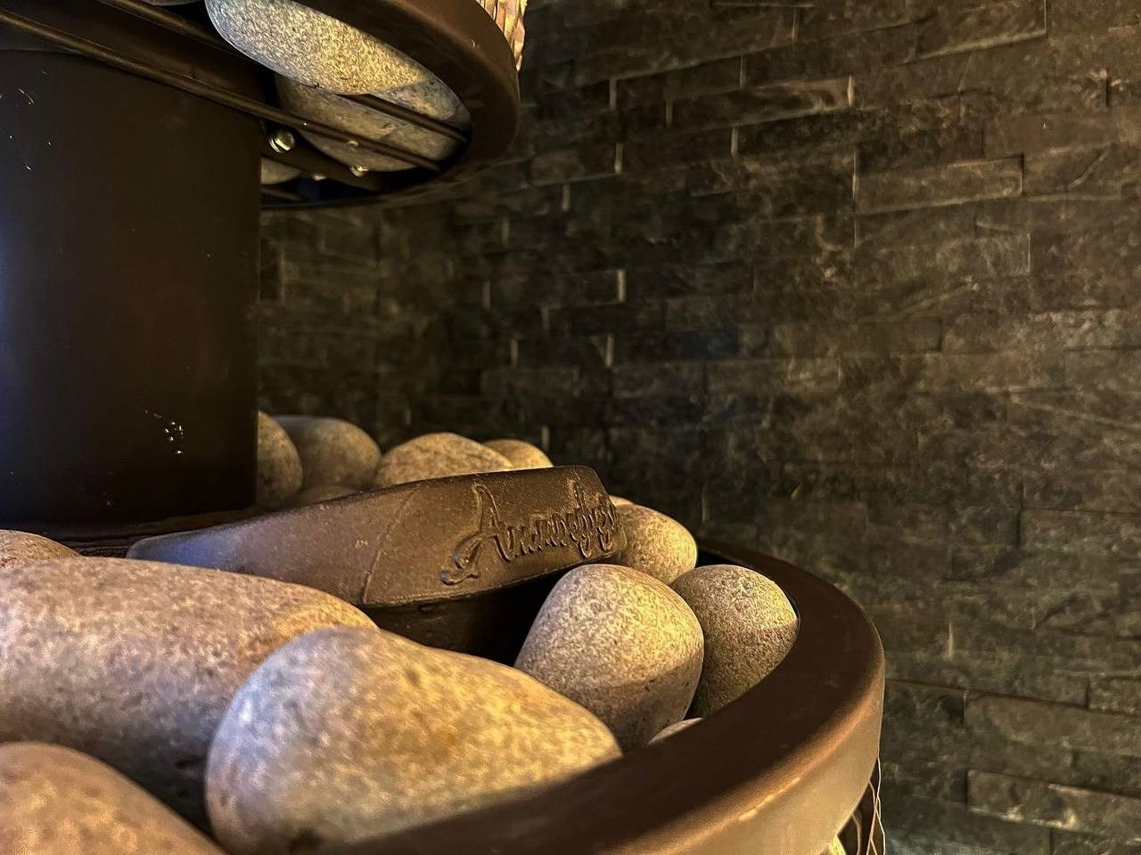 Атмосферная парная в Петергофских дачах выполнена в светлых тонах липы и абаши, с контрастной интеграцией термоабаши и тальколорита. SaunaTopMasters