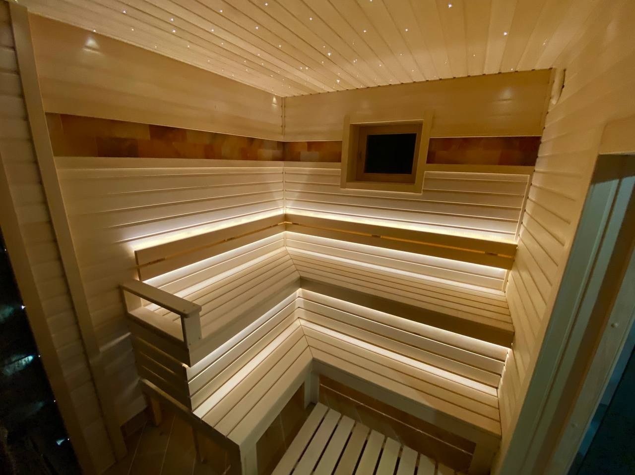 «Белая» баня в Кингисеппе из липы, с двумя световыми зонами: для интимного отдыха под звездами и активного парения в свете солевой линии. SaunaTopMasters