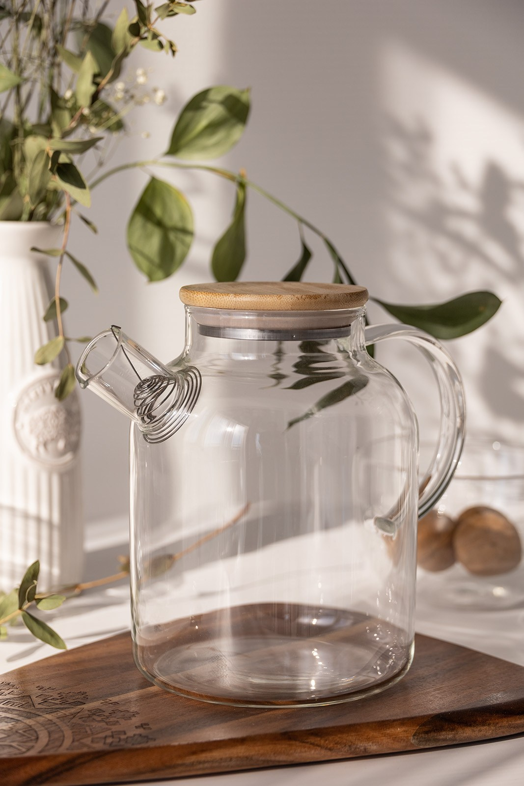 Стеклянный чайник с бамбуковой крышкой в интерьере | Контент для Instagram