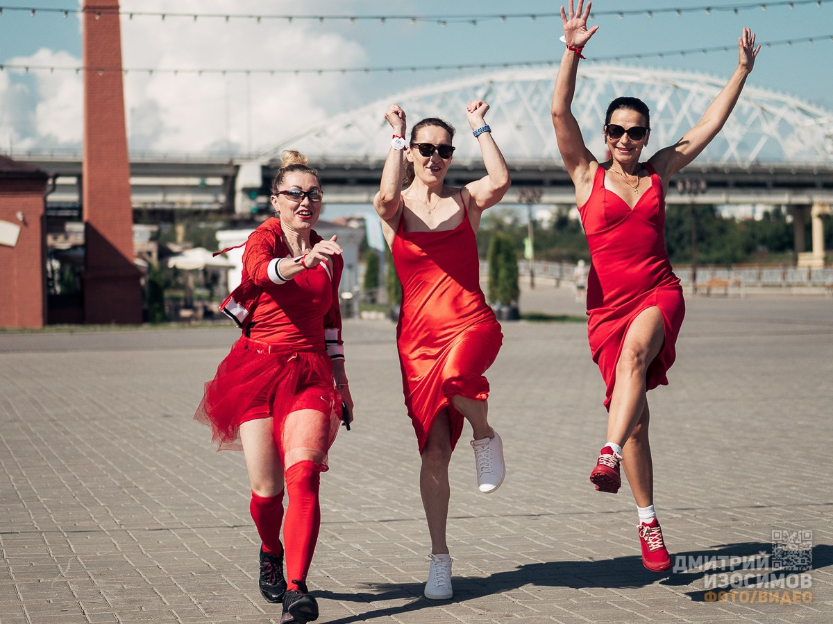 Забег в красных платьях