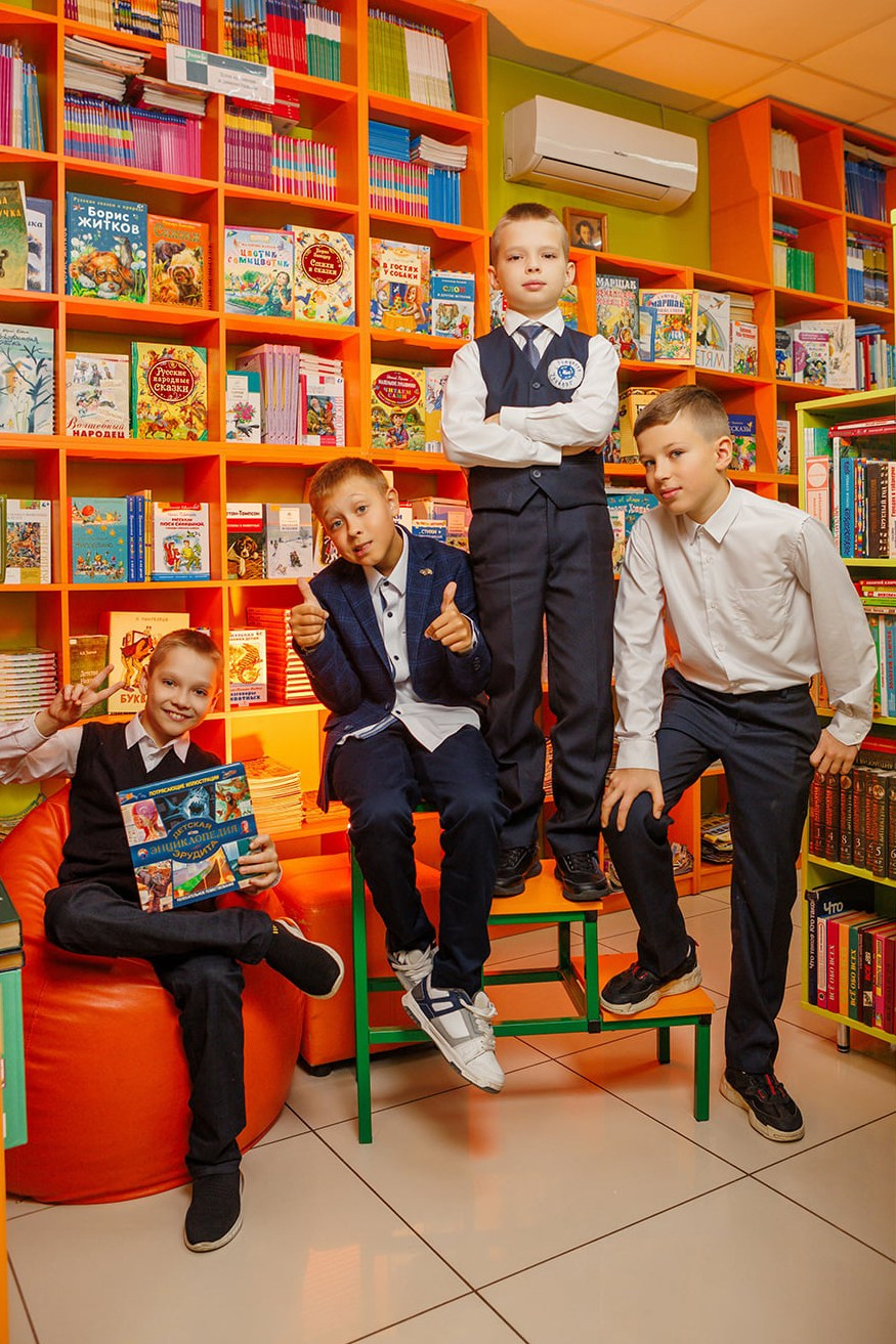 Выпускной альбом для 4 класса: фотосессии в школе и библиотеке. СИГМА | Студия выпускных альбомов Красноярск