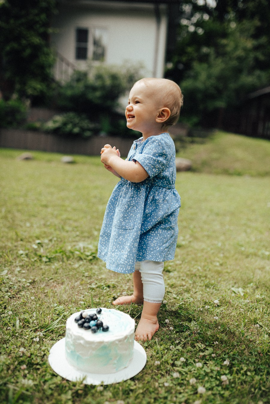 Коля, Ксюша, Саша, Андрей, Кира и бабушки | на даче