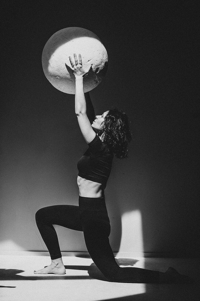 Девушка с мячом