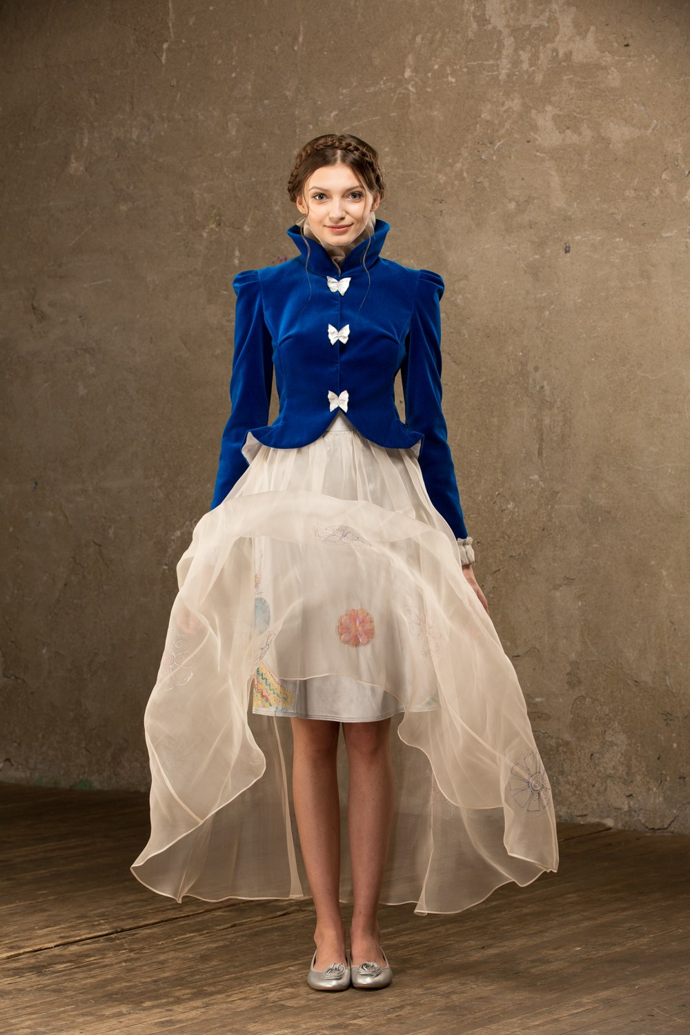 девушка в вечернем платье anna platie