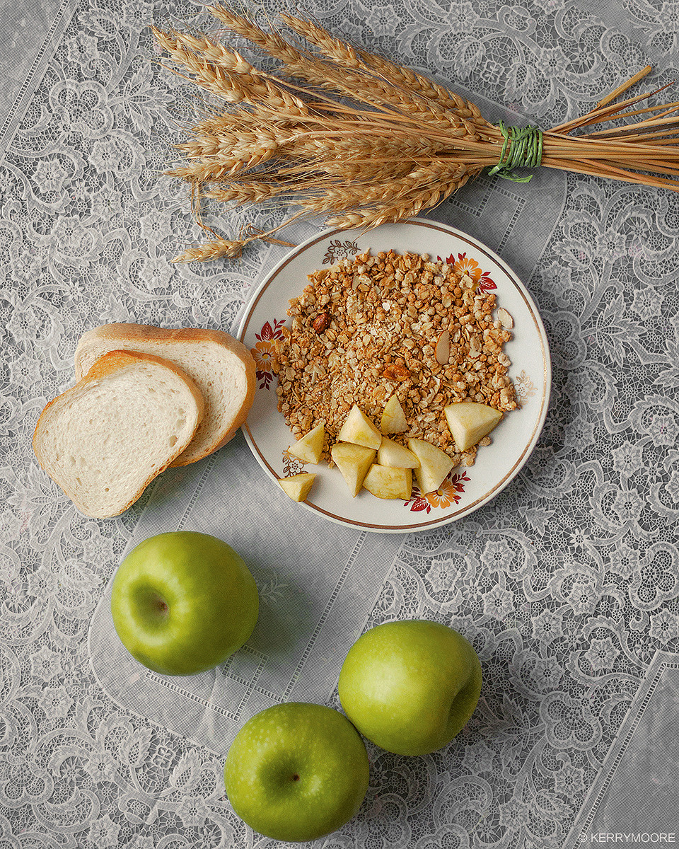 Гречневая крупа в тарелки на скатерти и декор