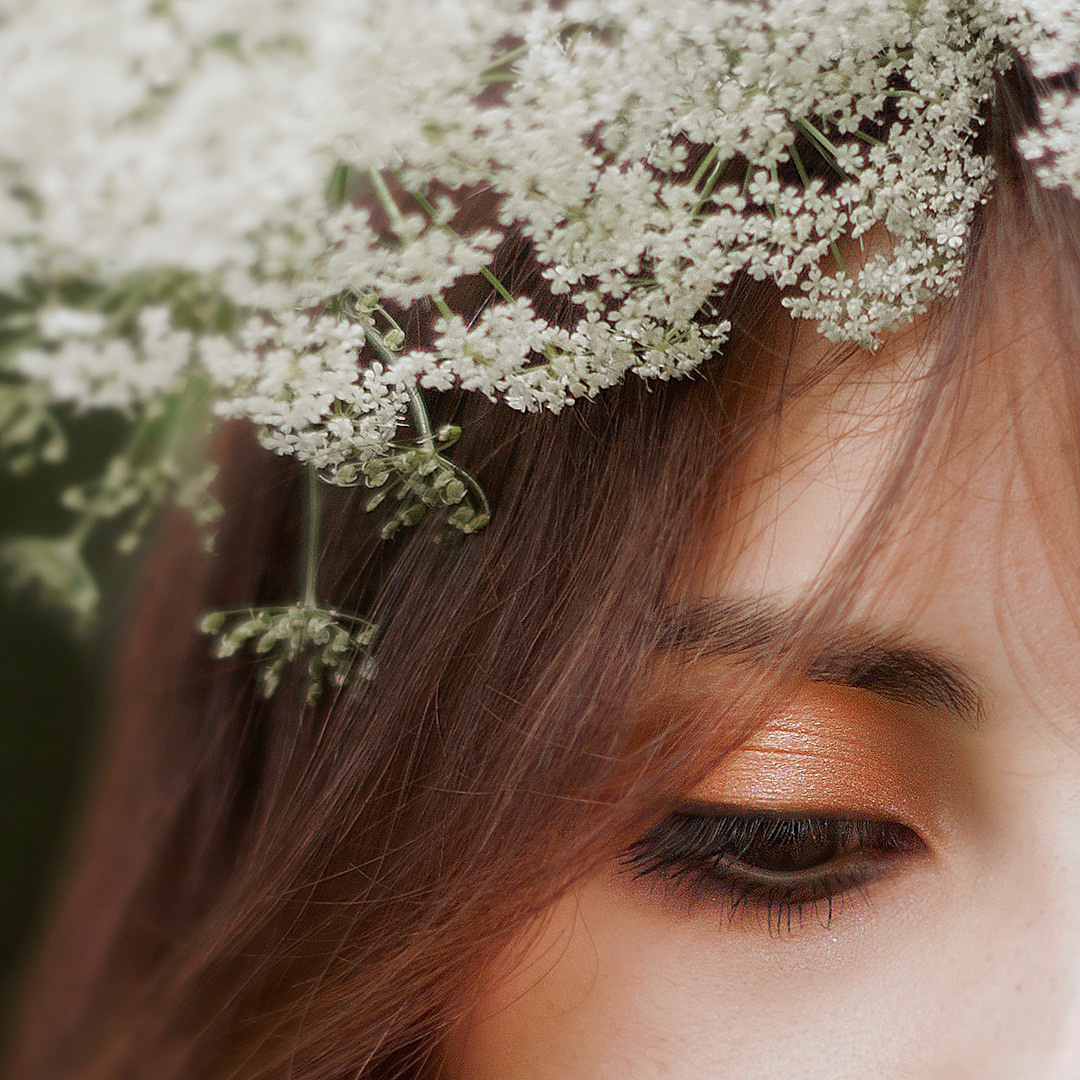 Девушка с цветами на голове с макияжем