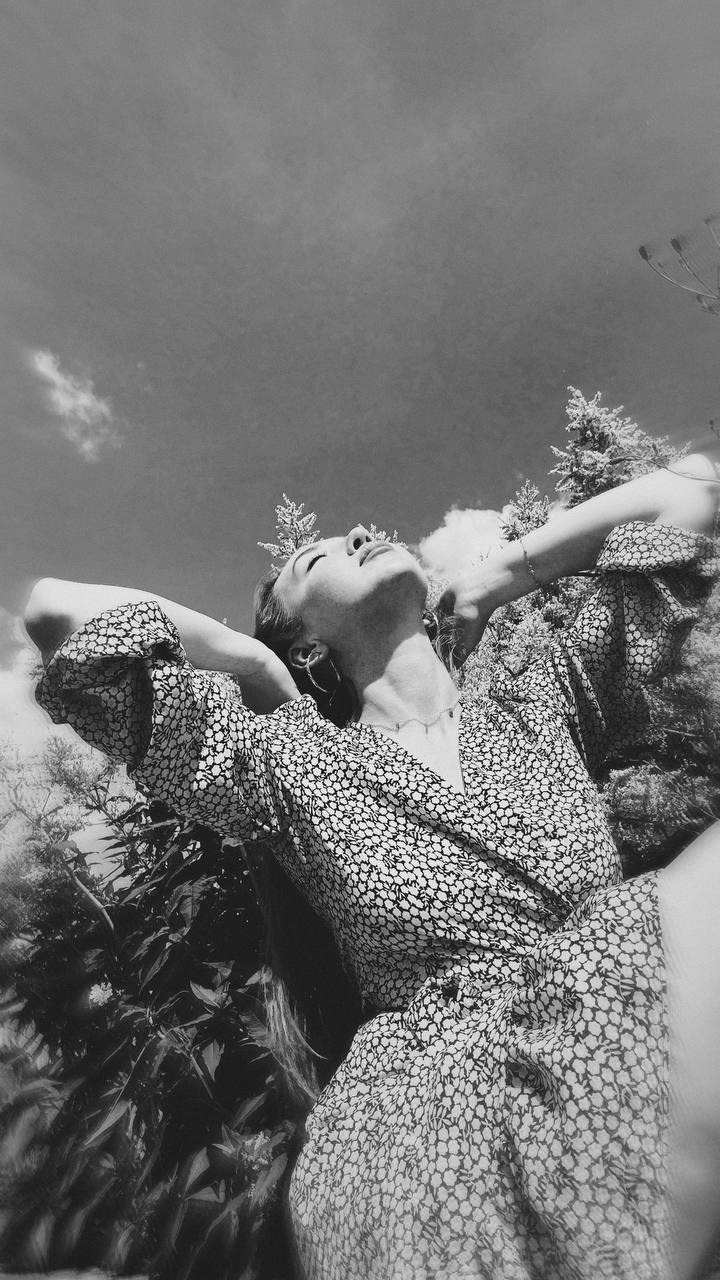 Диана: Рассвет. Я сижу на берегу моря рядом со своим домом. И встречаю солнце…. OlessiaKh