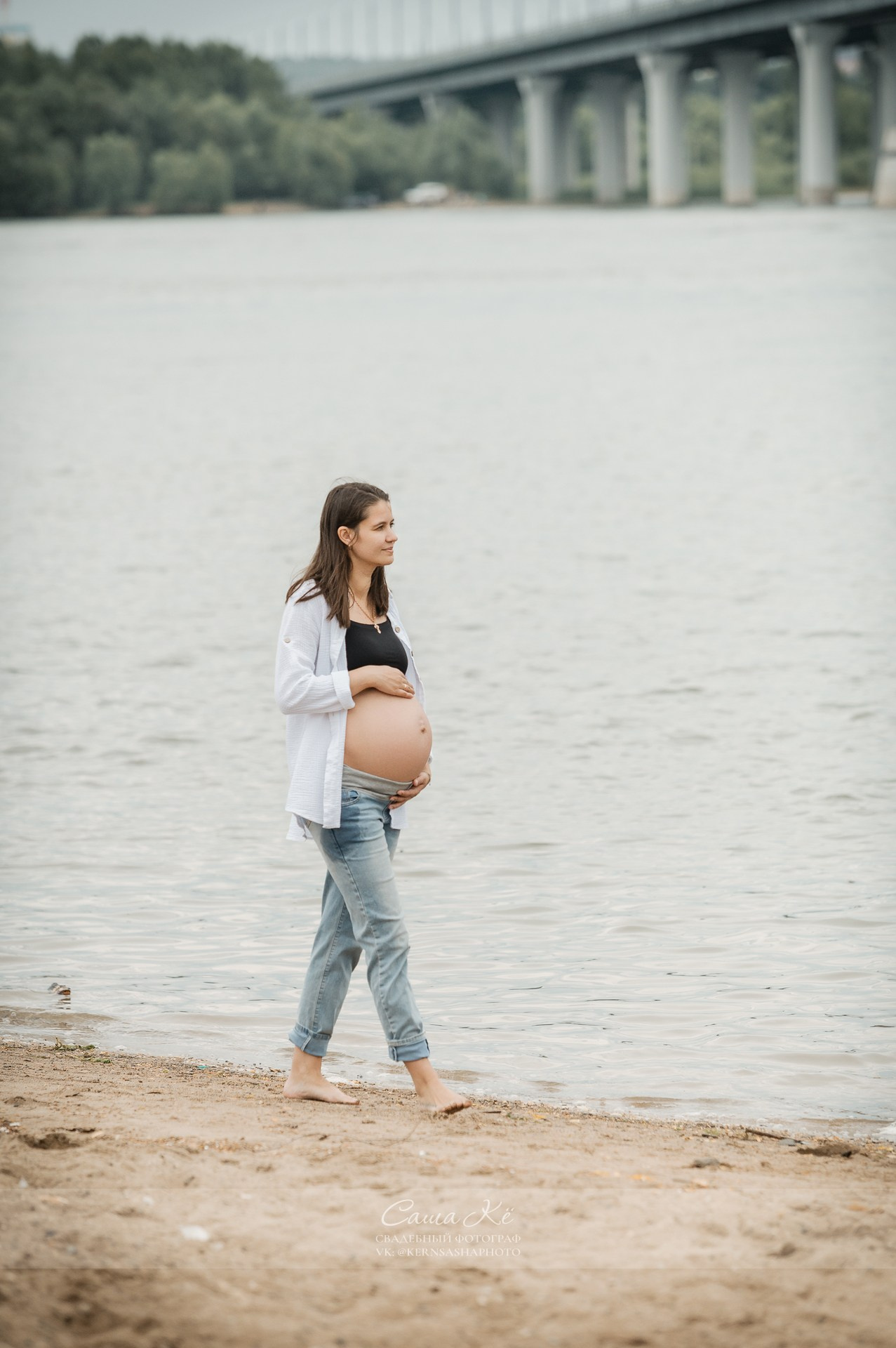 Беременная девушка на фоне заката, семейная фотосессия на берегу, фотограф Саша Кё в Новосибирске.