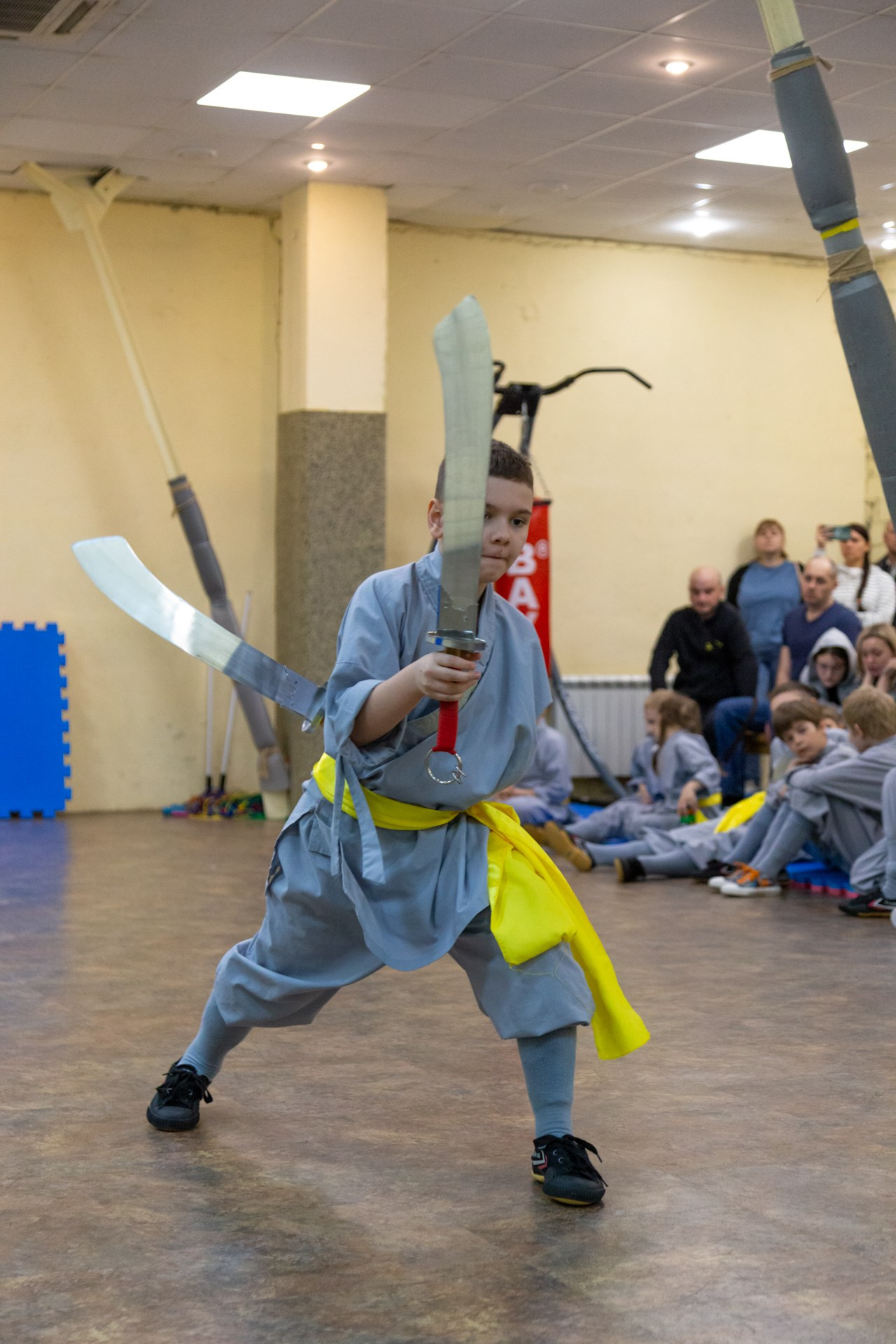 Ученик ушуист с двумя короткими мечами. 