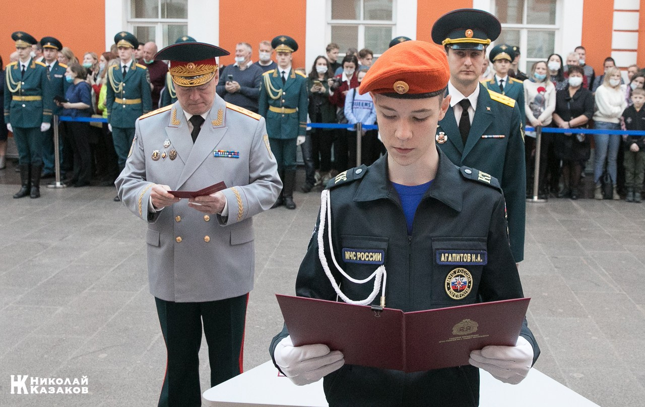 Воспитанник кадетского класса МЧС читает присягу во время торжественного посвящения в кадеты в Атриуме Петропавловской крепости 