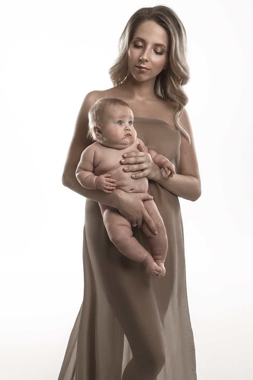 фотосессия матери и ребенка, фотосессия материнства в Тамбове, фотосъемка в стиле минимализм и без одежды матери и ребенка в фотостудии, фото мамы и малыша, портрет материнской любви, поцелуй матери, красивое фото матери и ребенка, объятия матери, мамины руки на фото, фотография красивой женщины с ребенком на руках, фотосессия семейная в Тамбове, детская и семейная фотосессия , мама и ребенок на светлом фоне в фотостудии, ребенок на руках у мамы, красивое платье на фотографии матери и ребенка, красивое материнство