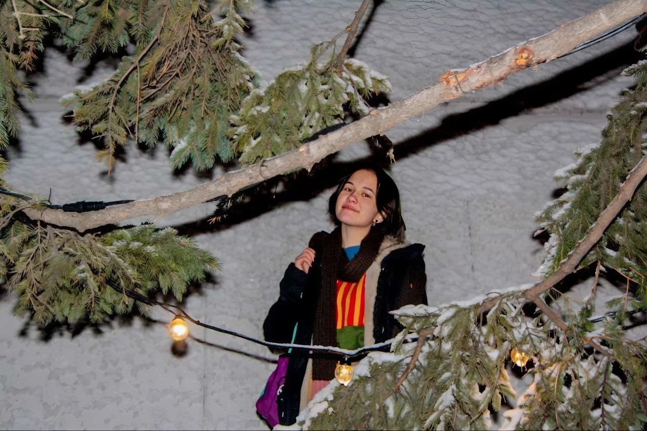 Фотосессия девушки в зимнее время года при искусственом свете - вспышка