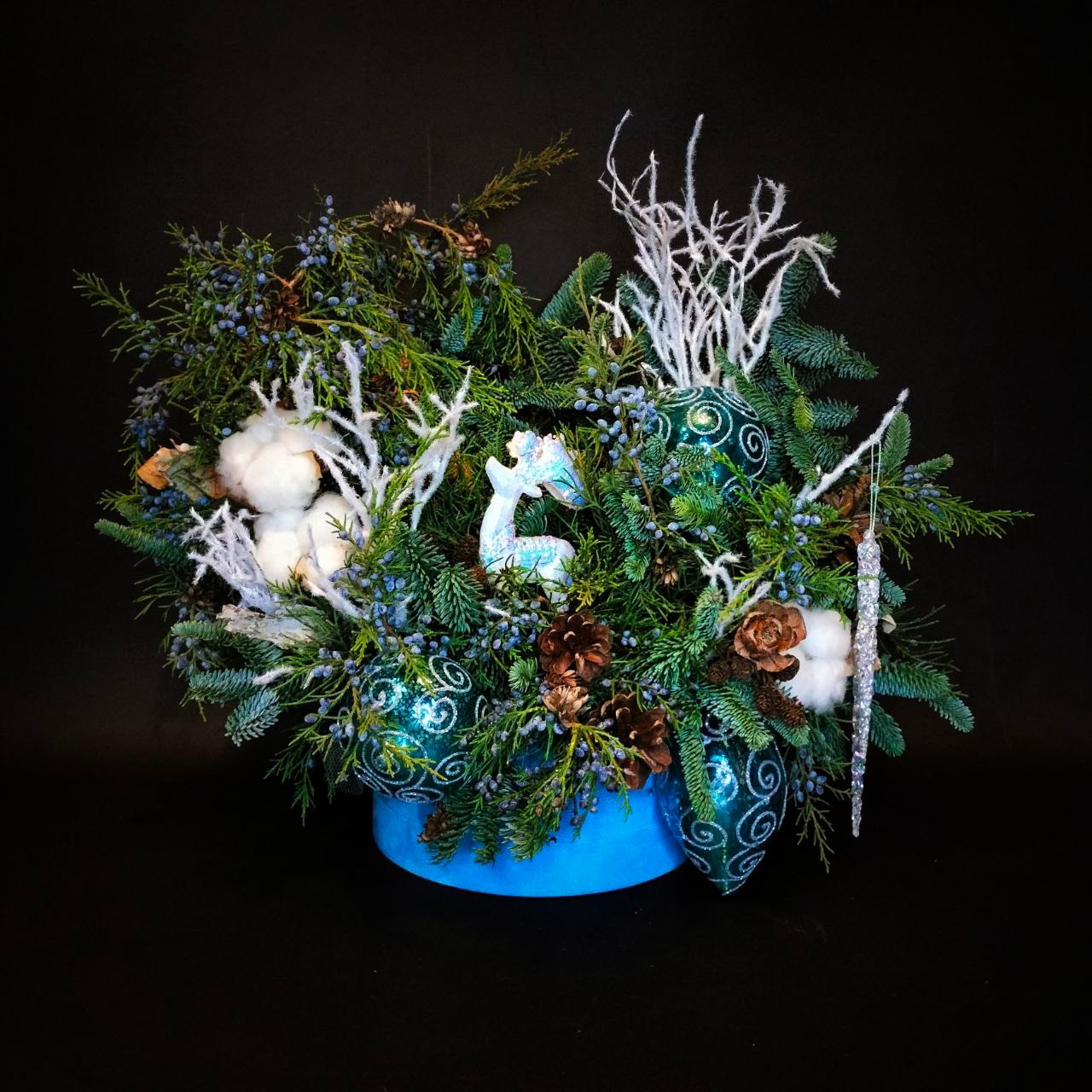 Композиция в шляпной коробке из разных видов хвои