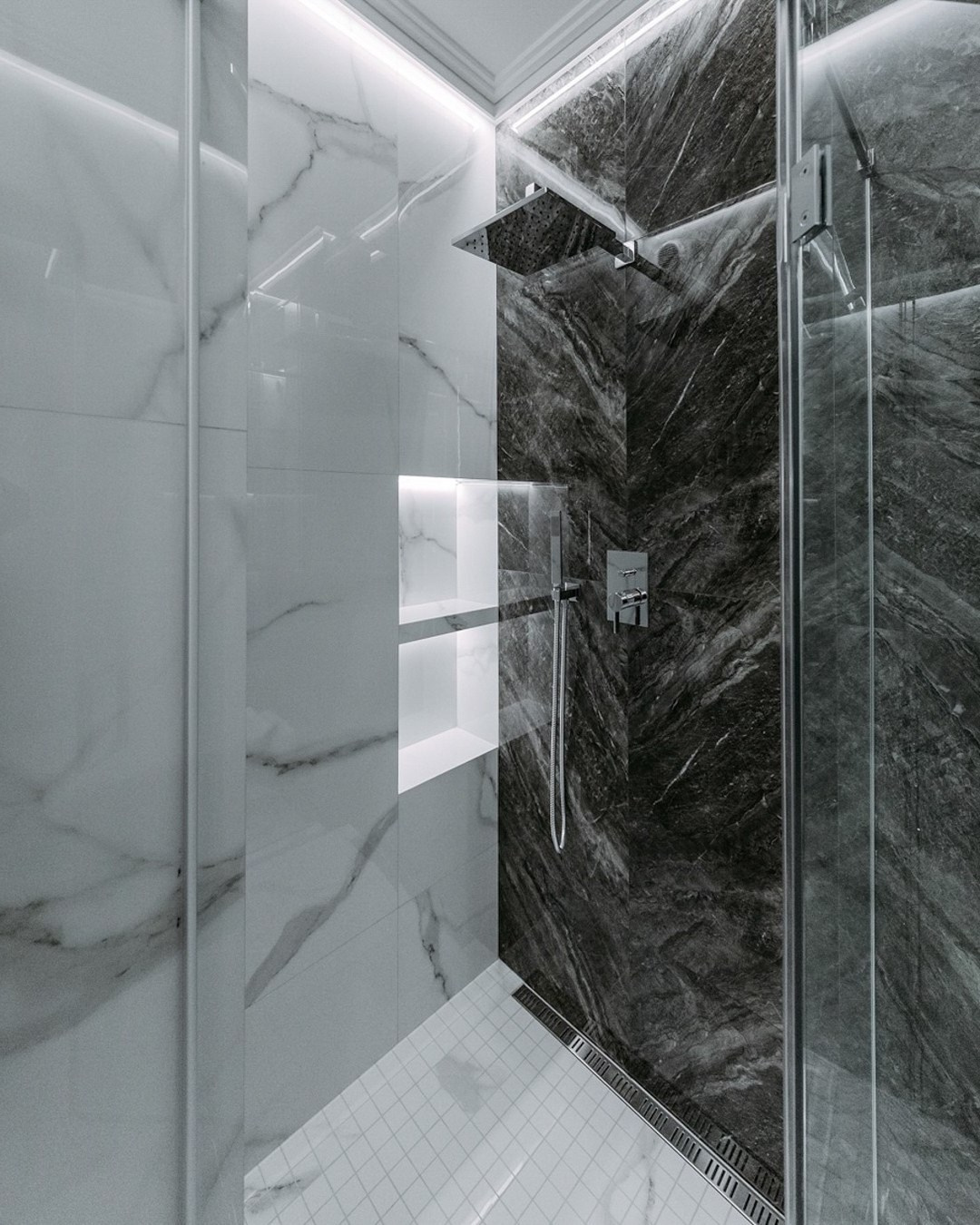 Современная душевая с мраморной плиткой и подсветкой | Проект Валерии Котович
