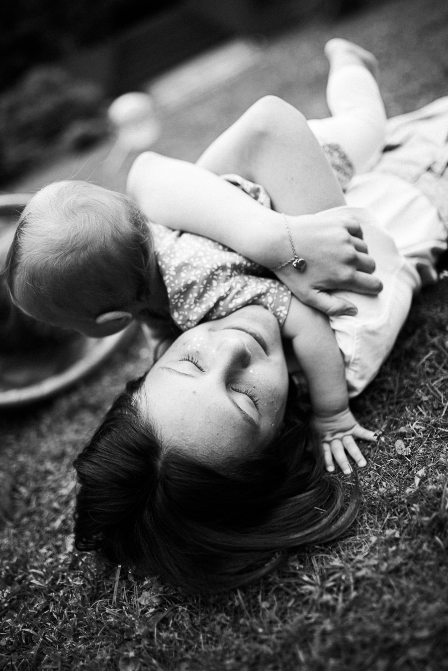 Коля, Ксюша, Саша, Андрей, Кира и бабушки | на даче