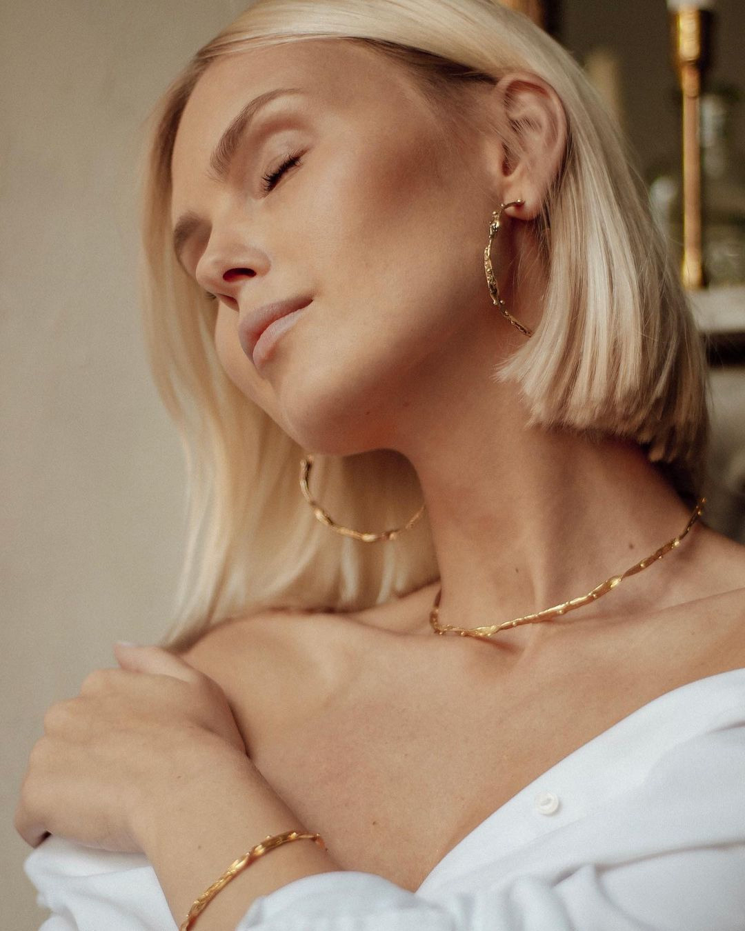 Съемка ювелирных украшений на модели. Честные истории о жизни города и его людях