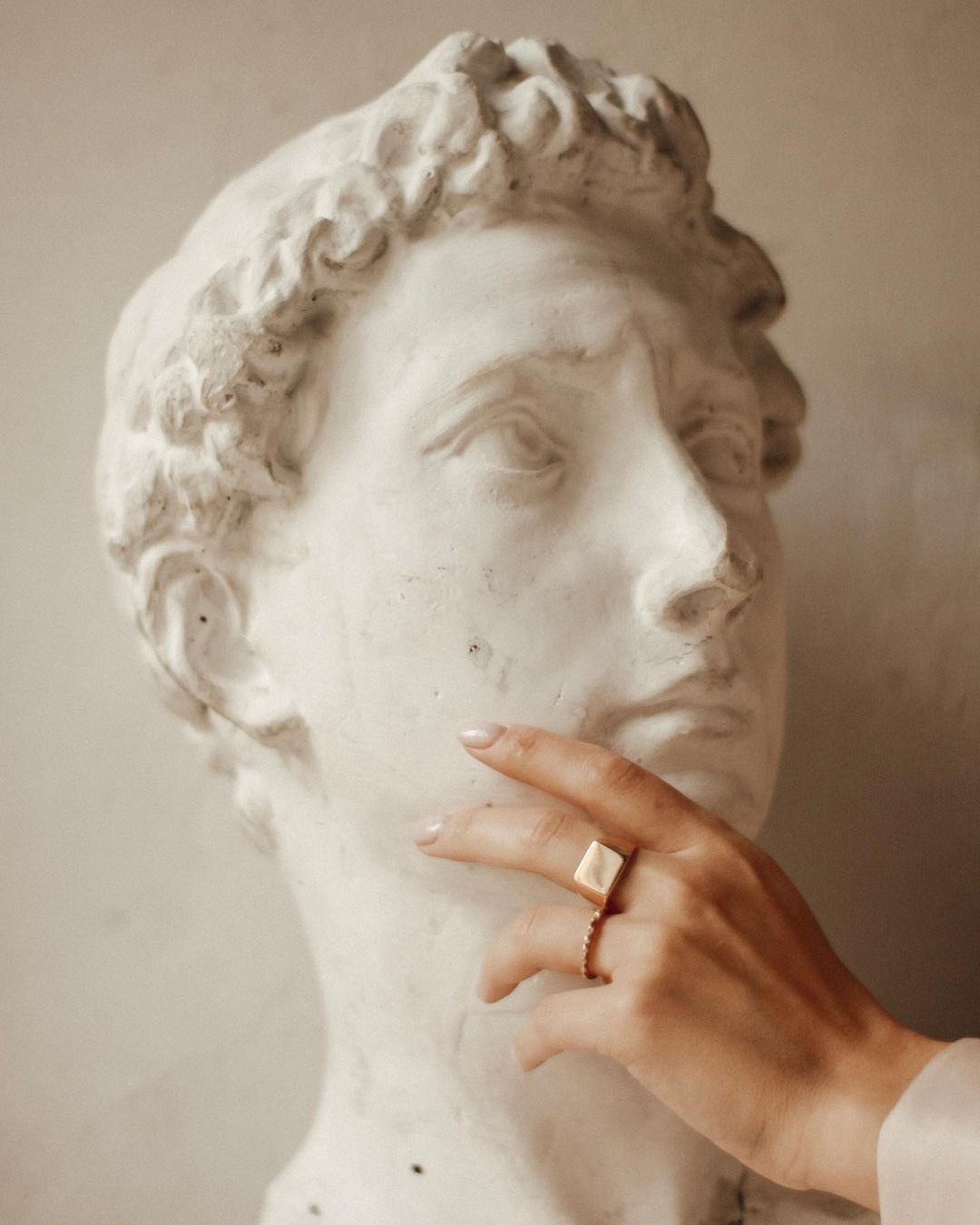 Съемка ювелирных украшений на модели. Честные истории о жизни города и его людях