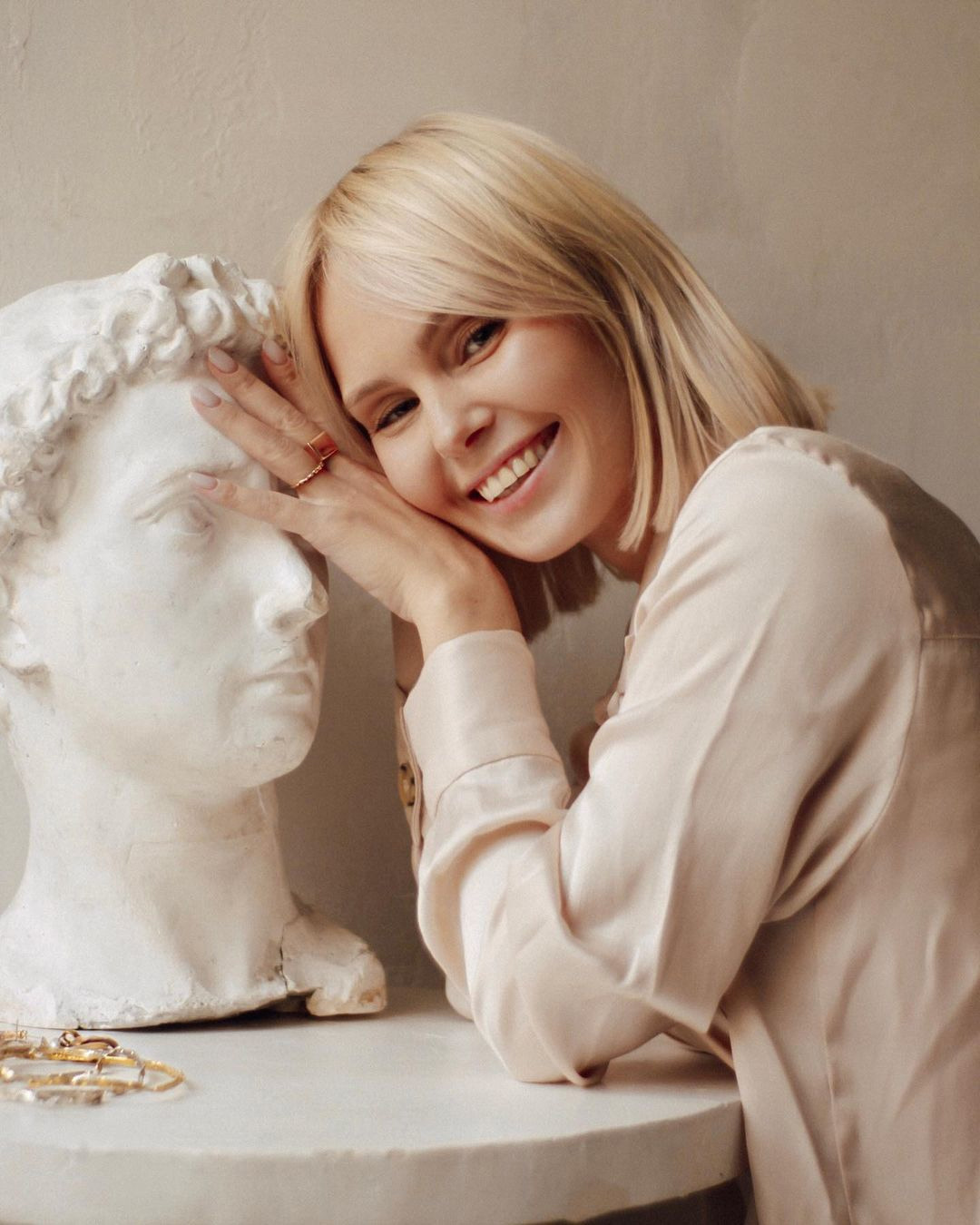 Съемка ювелирных украшений на модели. Честные истории о жизни города и его людях