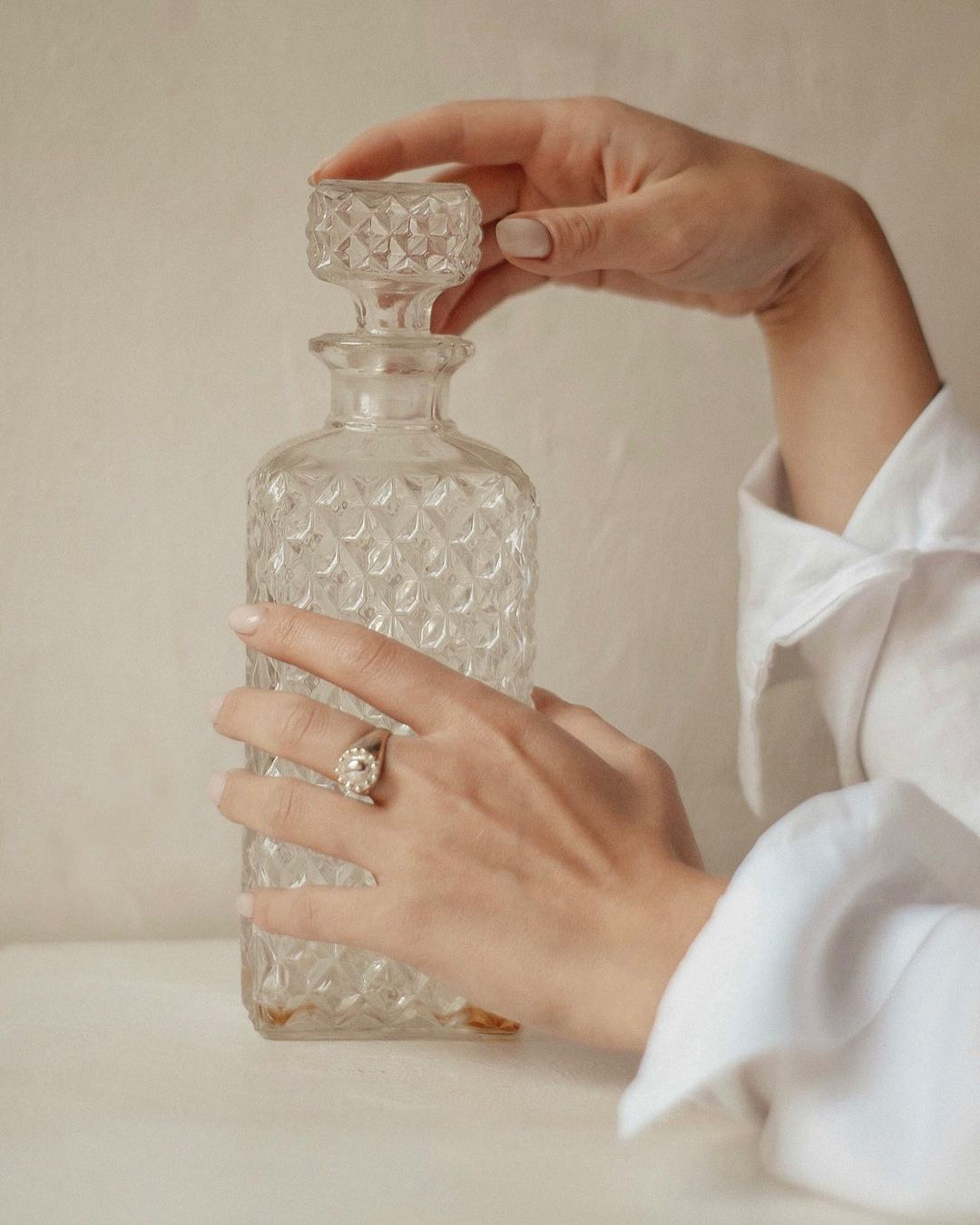 Съемка ювелирных украшений на модели. Честные истории о жизни города и его людях