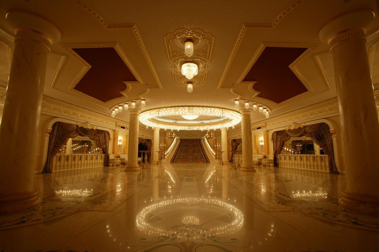 Интерьер дома торжеств Сафиса