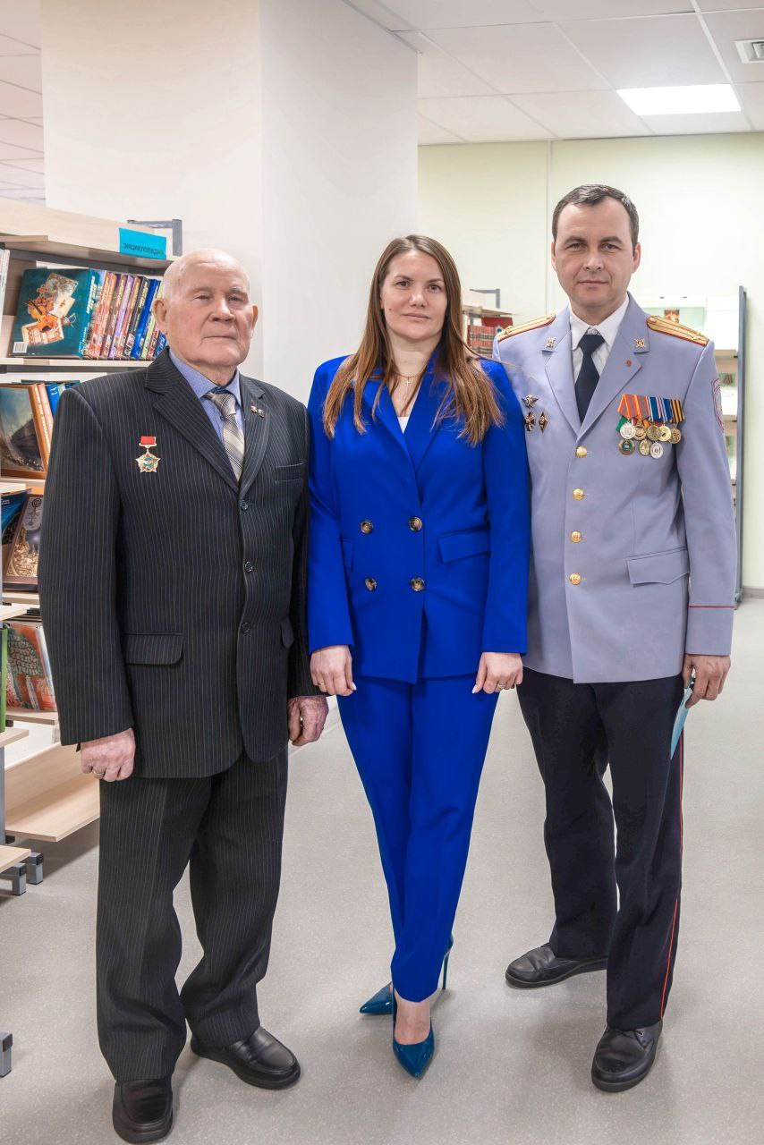 Председатель Женсовета Южный Домодедово Костикова Виктория с ветеранами боевых действий.