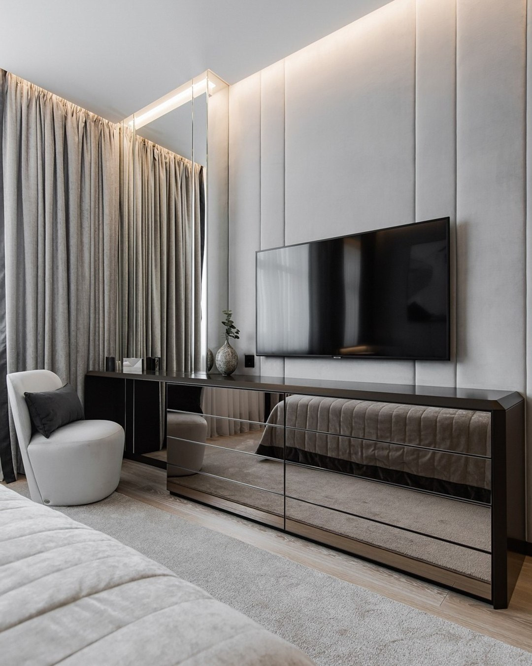 ТВ-зона с зеркальной тумбой и мягкими шторами в спальне | Валерия Котович