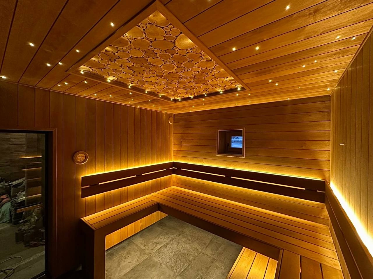 Брутальная парная в Озерках выполнена из термоольхи 135 мм. А среди звездного неба красуется панно из срезов можжевельника. SaunaTopMasters