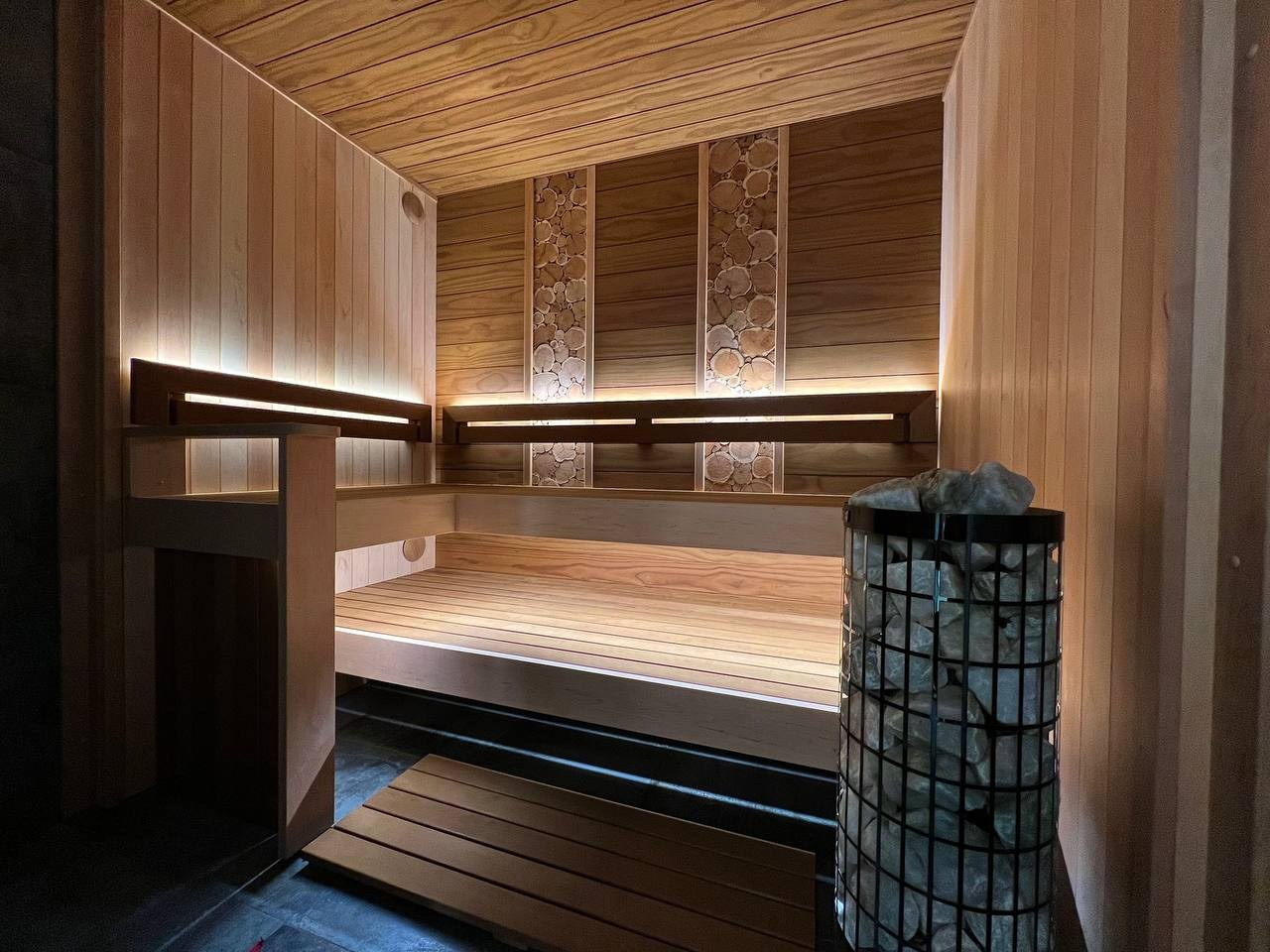 Сауна под стеклянный фасад в Куркиеках на берегу одноименной реки. Pino Premio и ольха, можжевельник и сердце парной- Harvia Cilindro. SaunaTopMasters