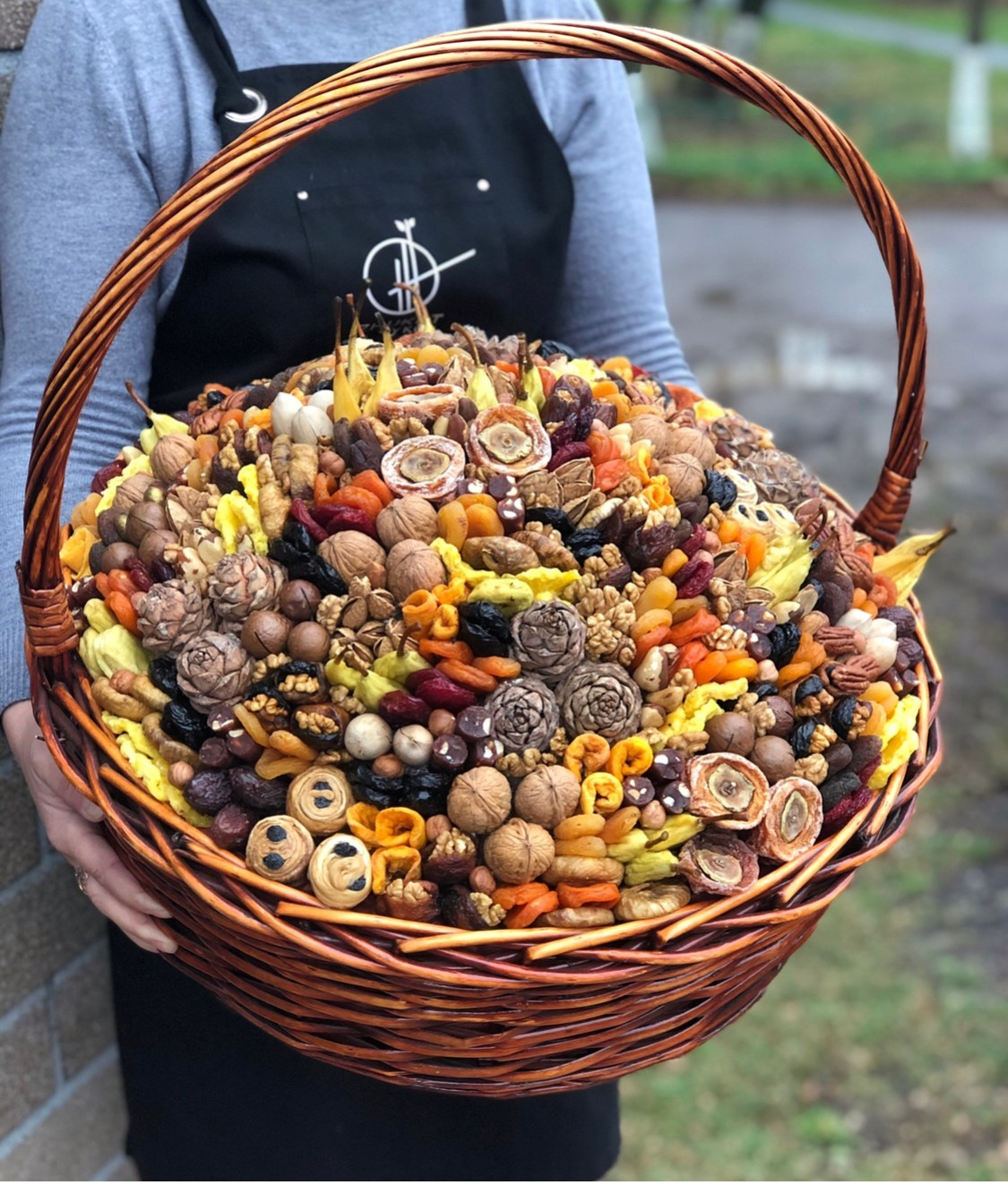 Корзины. Выездной кейтеринг, съедобные букеты, торты и сладости на заказ