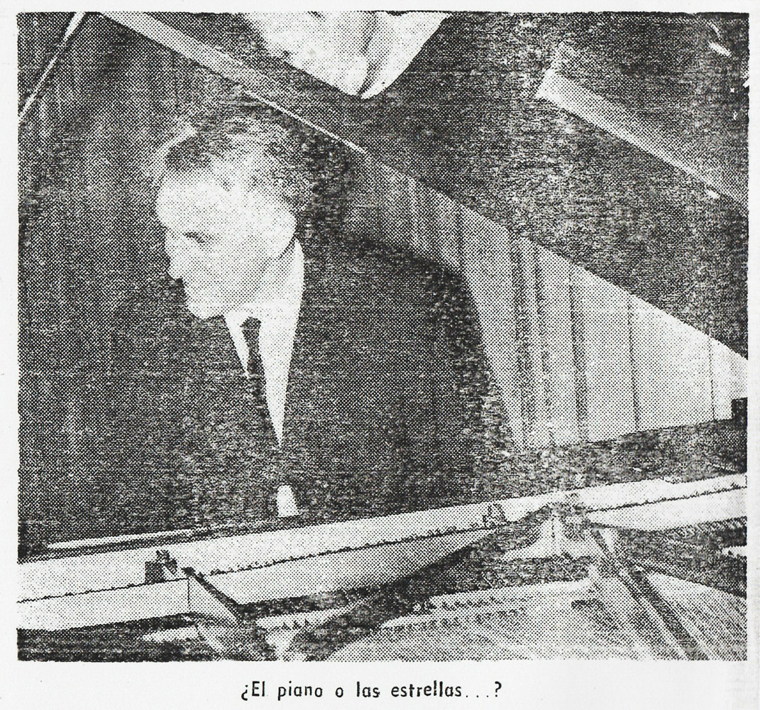 7. Митрофан Степанович Зверев за роялем в Национальной библиотеке Чили. Газета Las Últimas Noticias, 1965