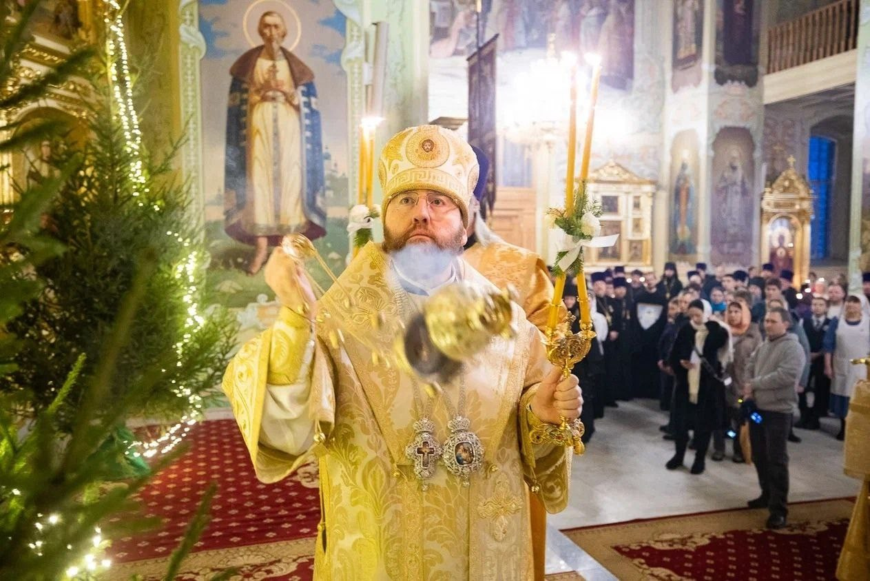 Благочинный Северо-Западного округа принял участие в Архиерейском Богослужении в Покровском соборе. Саратовское Северо-Западное благочиние