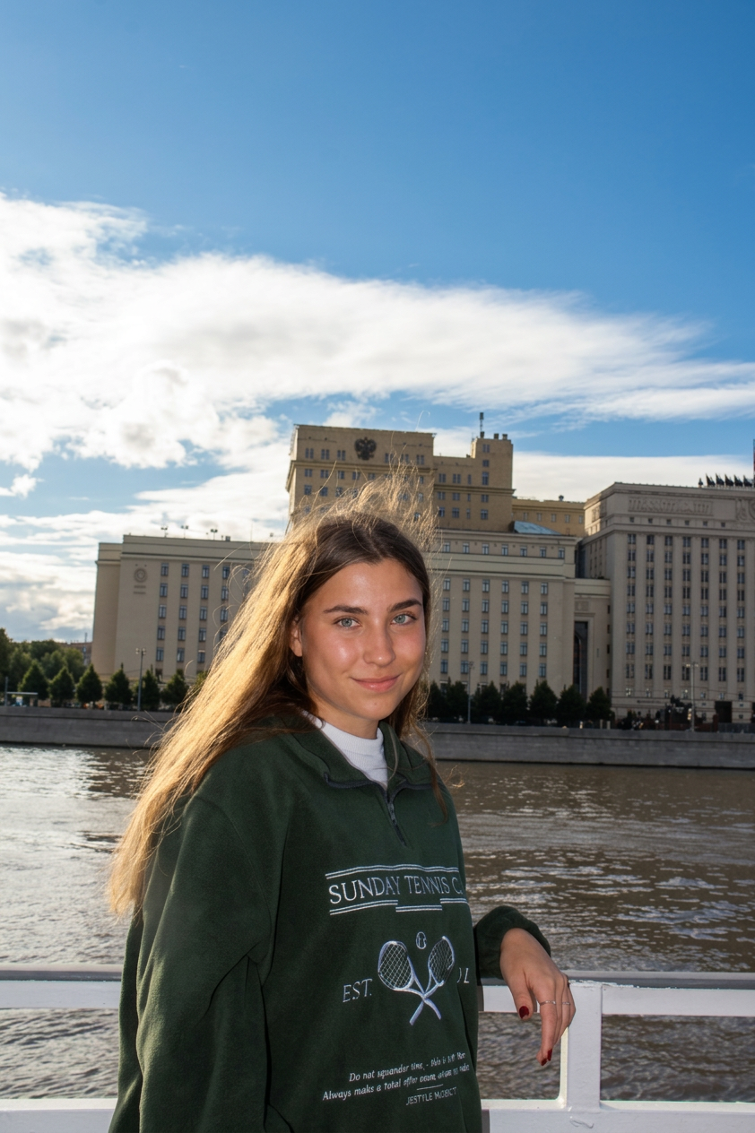 Туристическая фотосъёмка девушки на теплоходе в Москве при естественном свете