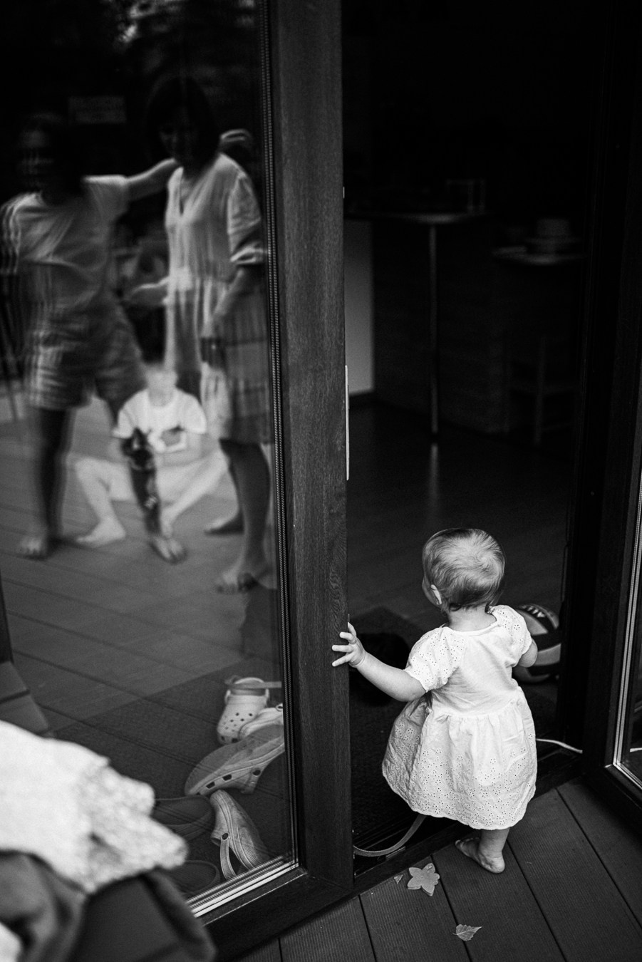 Коля, Ксюша, Саша, Андрей, Кира и бабушки | на даче