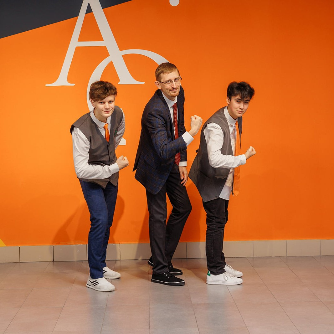 Выпускные альбомы для 9 класса: съёмка в школе и на улице. СИГМА | Студия выпускных альбомов Красноярск