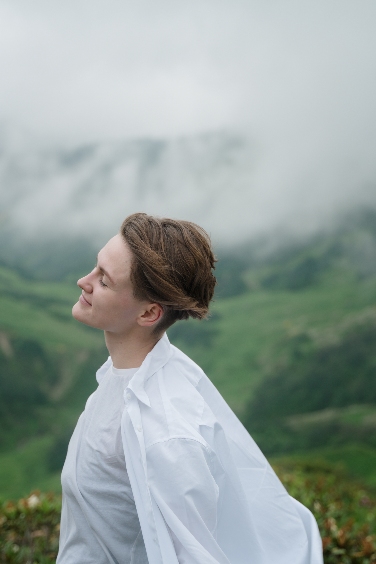 Фотография портрета девушки на фоне природы