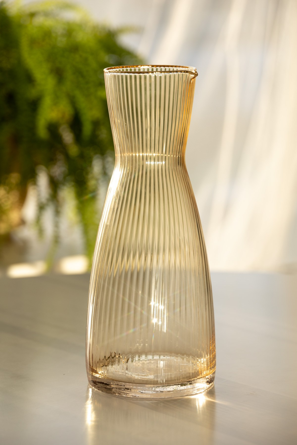 Графин из прозрачного золотистого стекла | Фото для каталога посуды