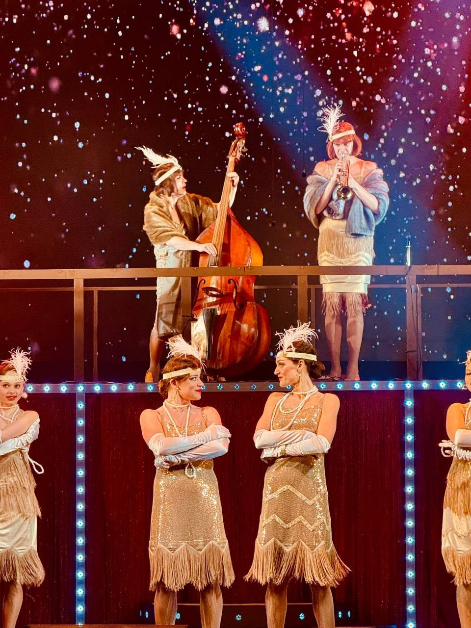 В ДЖАЗЕ ТОЛЬКО ДЕВУШКИ