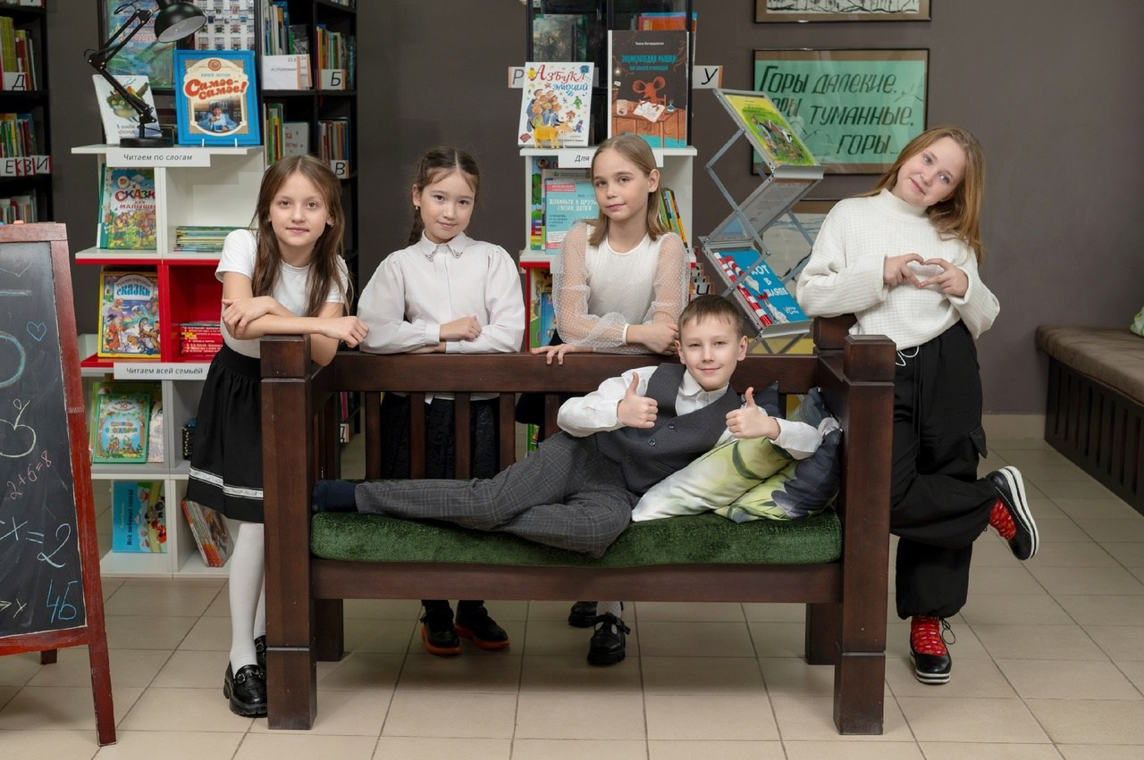 Крутая фотосессия для 4 класса на зёленом фоне в школьной библиотеке.