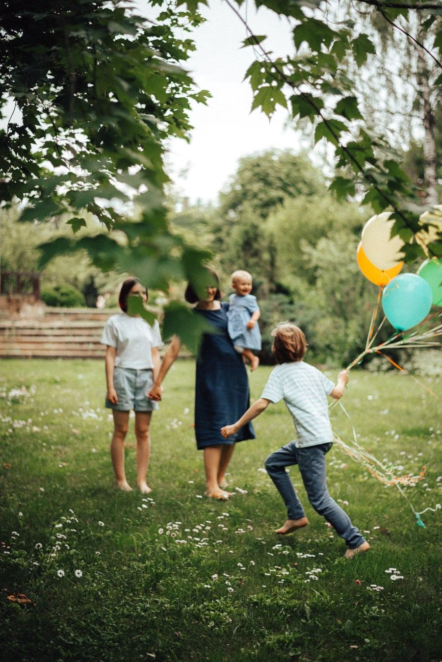 Коля, Ксюша, Саша, Андрей, Кира и бабушки | на даче