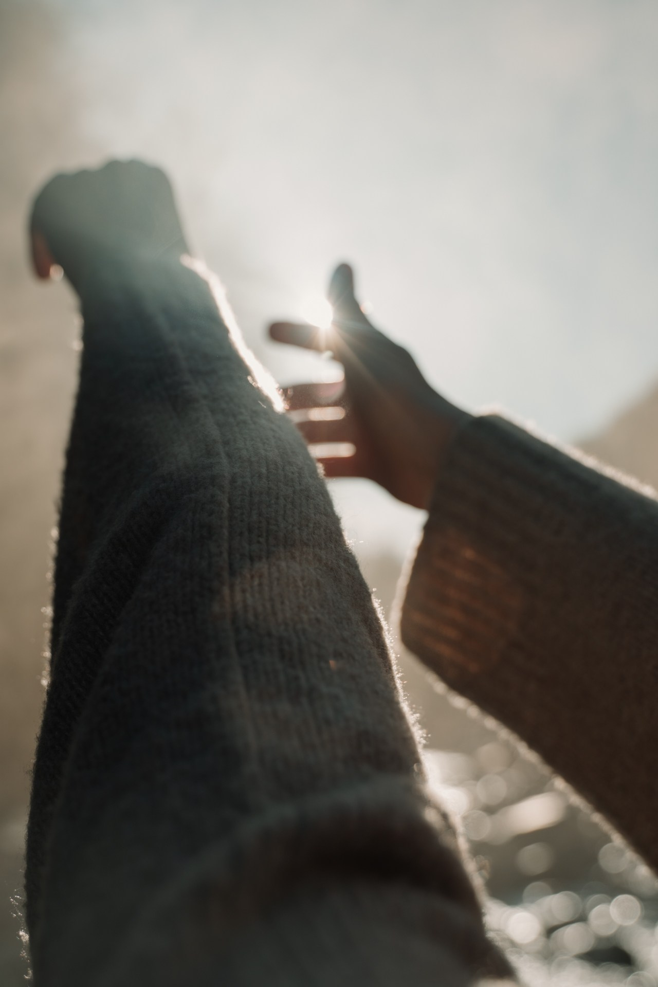 Крупным планом руки на фоне дыма и неба