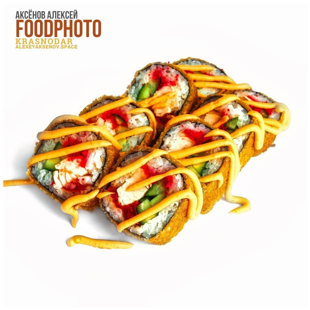 Набор горячих роллов запеченных для съемки каталога еды