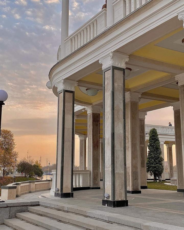 Локация для съёмки на набережной — каменные парапеты и фонари вдоль воды