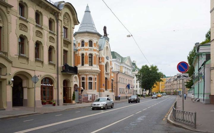 Фотосъемка у московского дома — колонны и балконы