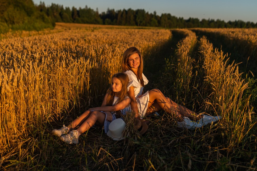 Поле, закат и наши улыбки. Фотограф Мария Ковкова