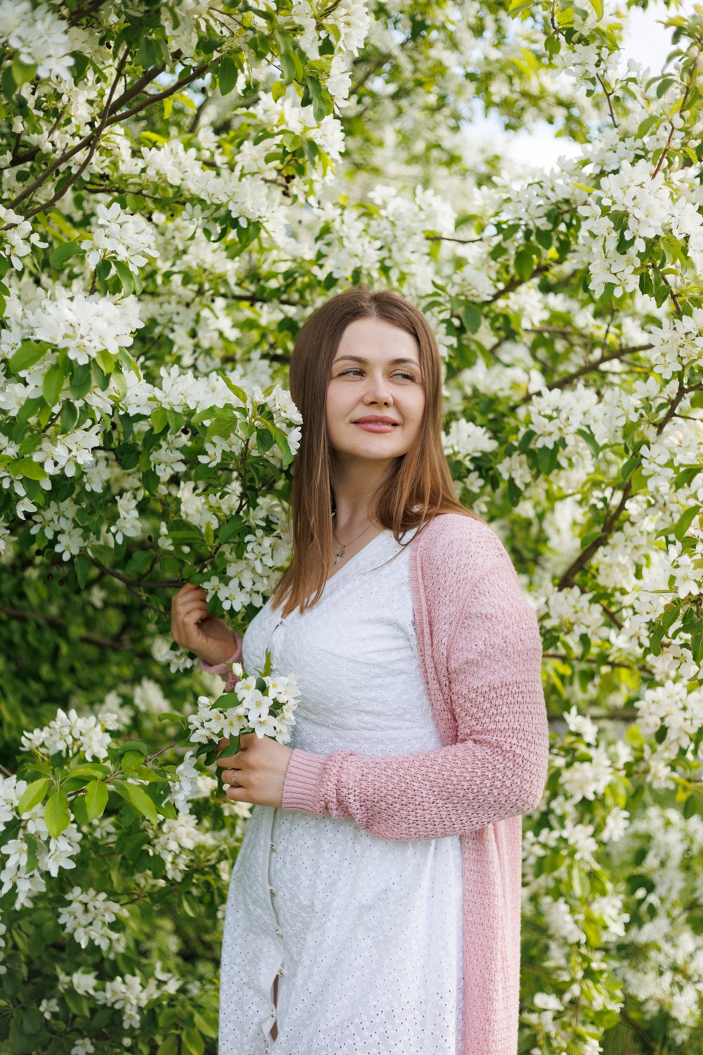 Фотосессия в цветущих яблонях. Семейный фотограф г. Тюмень