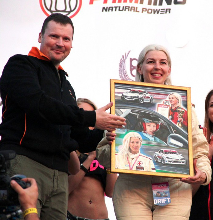 Приморское кольцо "Примринг" . Я на подиуме, дарю подарок гонщице Екатерине Седых. 26.04.2015