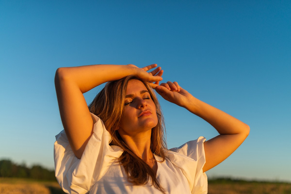 Поле, закат и наши улыбки. Фотограф Мария Ковкова