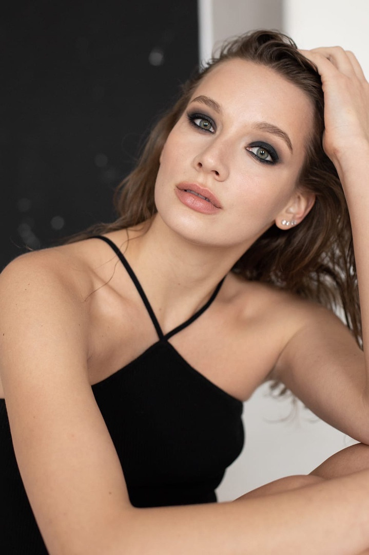 красивый черный смоки и прическа  с эффектом мокрых волос