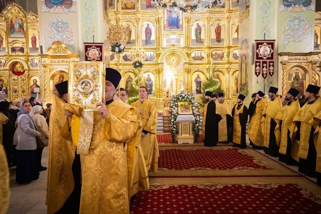Благочинный Северо-Западного округа принял участие в Архиерейском Богослужении в Покровском соборе. Саратовское Северо-Западное благочиние